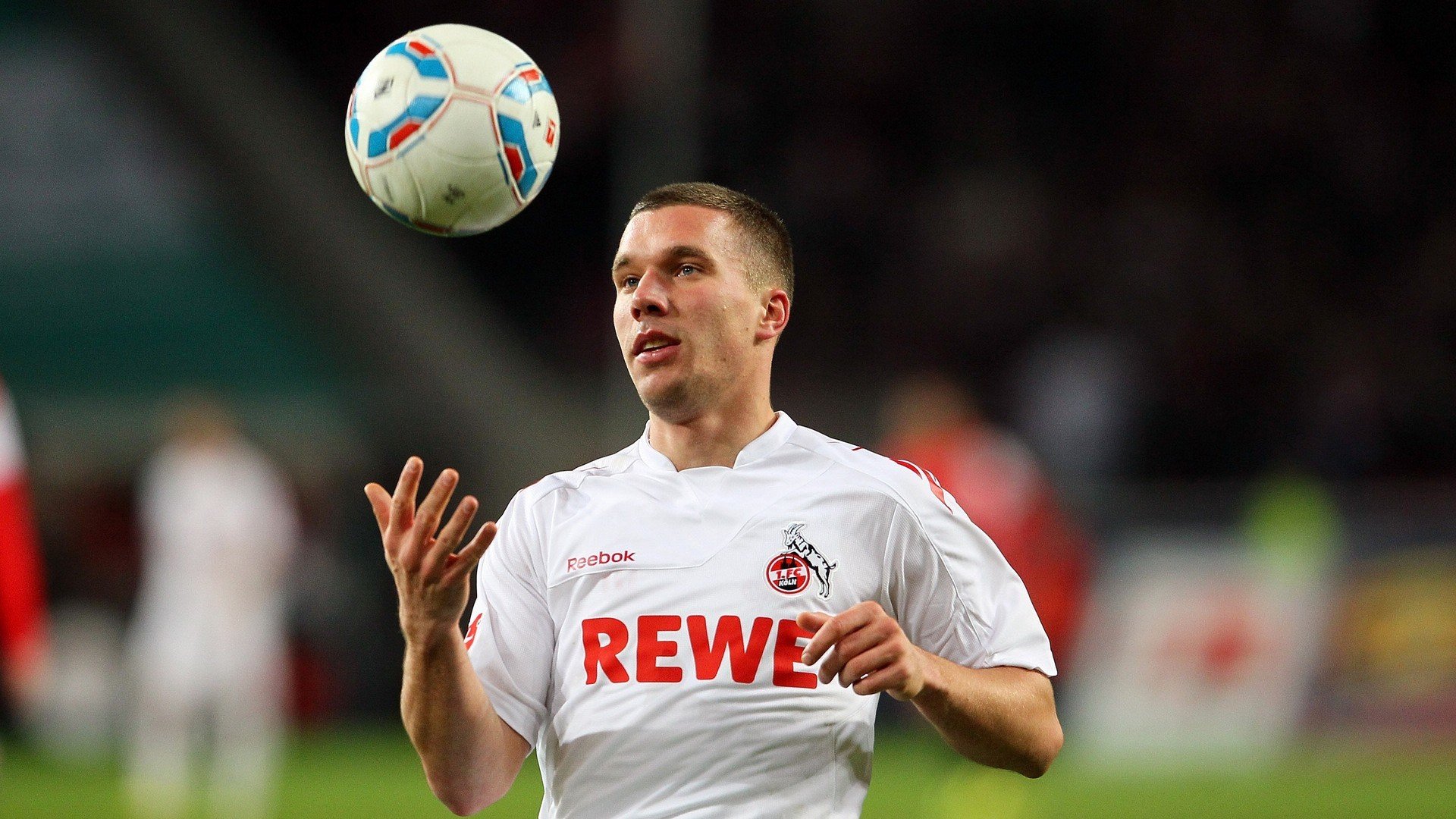 中国足球俱乐部推动球员公益形象打造机制，公益足球培训