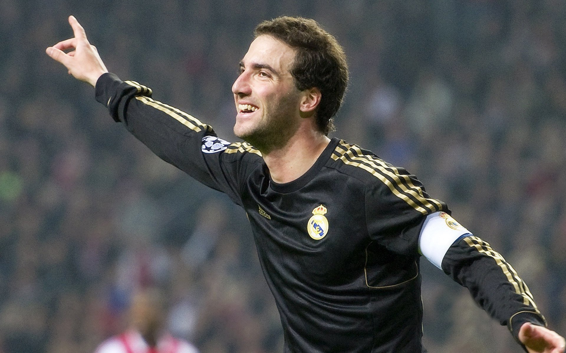 联盟与广播公司达成长期转播合作协议，合作广播转播台工资